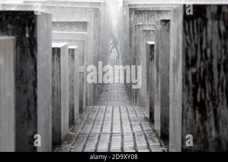Ein Blick auf das Holocaust-Mahnmal in Berlin. Es gibt 2,711 Betonblöcke. Es erinnert an die ermordeten Juden Europas. Stockfoto