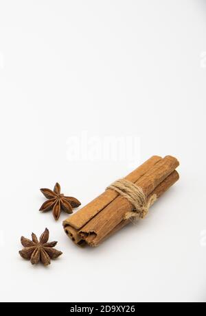 Zimtstangen und Sternanis auf weißem Hintergrund. Stockfoto