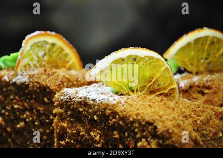 Hausgemachter Zitronenkuchen in Scheiben. Die Stücke von Kuchen mit Scheiben von Zitrone. Selektiver Weichfokus Stockfoto