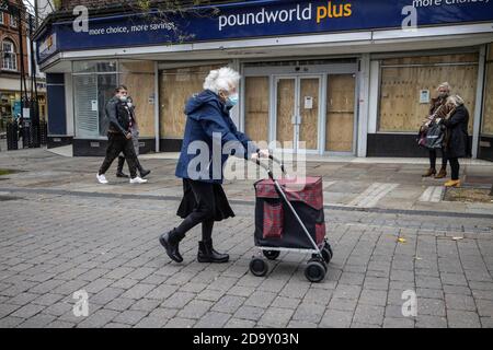 Boarding Up Poundworld Plus zeigt Anzeichen für eine Retail-Rezession in den britischen High Streets, Gravesend, Northwest Kent, England, Großbritannien Stockfoto