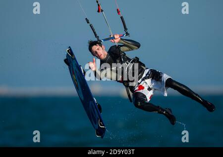 Kitesurfer in Aktion, Dorset, England, UK. Stockfoto