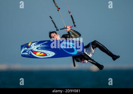 Kitesurfer in Aktion, Dorset, England, UK. Stockfoto