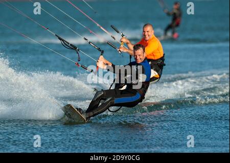 Kitesurfer in Aktion, Dorset, England, UK. Stockfoto