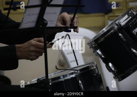 Triangle in der Musik-Performanz mit Drums im Backgroung Stockfoto