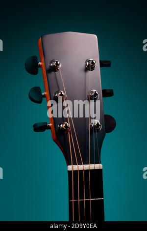 Das Griffbrett einer akustischen Gitarre aus der Nähe. Studiofoto eines Musikinstruments. Modell Stockfoto