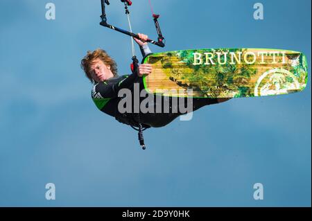 Kitesurfer in Aktion, Dorset, England, UK. Stockfoto