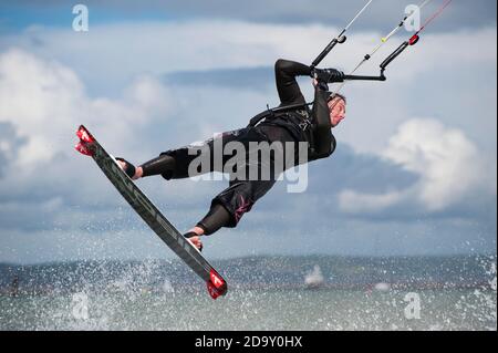 Kitesurfer in Aktion, Dorset, England, UK. Stockfoto