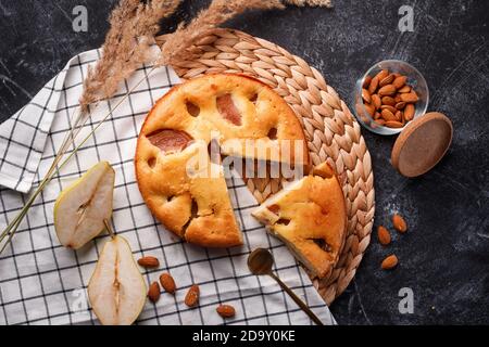 Hausgemachte knusprige Birne Pie auf schwarzem Hintergrund und weiß Tischdecke Stockfoto