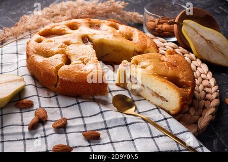 Hausgemachte knusprige Birne Pie auf schwarzem Hintergrund und weiß Tischdecke Stockfoto