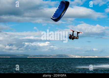 Kitesurfer in Aktion, Dorset, England, UK. Stockfoto