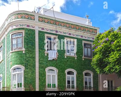 Die Schönheit von Portugal - berühmte grüne geflieste Gebäude in Lagos mit berühmten Azulejos Stockfoto