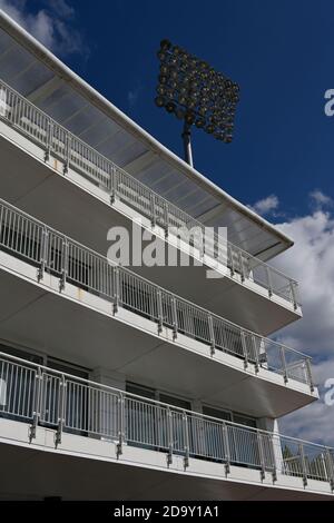 Blick auf die Hotelbalkone im Hilton at the Ageas Bowl, West End, Southampton, Hampshire, England, Großbritannien Stockfoto