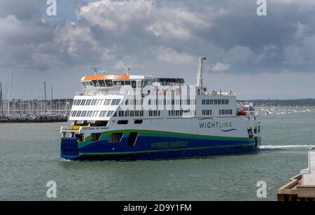 Autofähre Victoria of Wight verlässt Portsmouth Harbour und fährt nach Isle of Wight die erste Hybrid-Energie-Fähre in England gehört Wightlink Ferries. Stockfoto