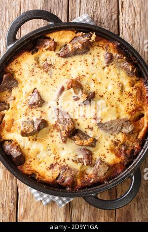 Tave kosi Sauermilchauflauf aus Lamm und Reis gebacken mit einer Mischung aus Joghurt und Eiern in der Pfanne auf dem Tisch. Vertikale Draufsicht von oben Stockfoto