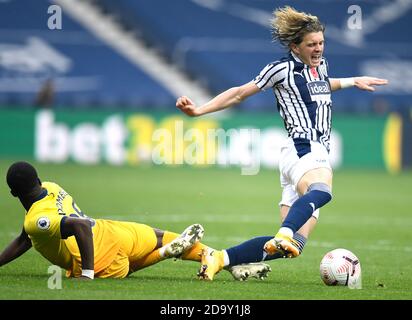 Tanguy Ndombele von Tottenham Hotspur (links) bekämpft West Bromwich Albions Conor Gallagher während des Premier League-Spiels bei den Hawthorns, West Bromwich. Stockfoto