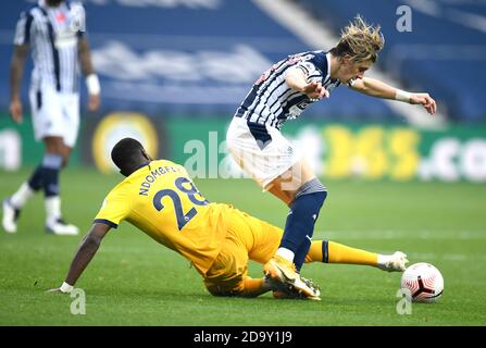 Tanguy Ndombele von Tottenham Hotspur (links) bekämpft West Bromwich Albions Conor Gallagher während des Premier League-Spiels bei den Hawthorns, West Bromwich. Stockfoto