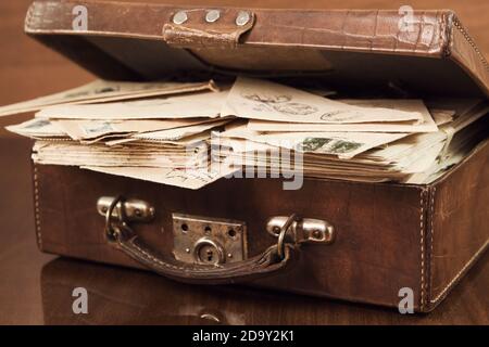 Öffnen Sie Vintage Koffer mit Postbuchstaben in der Zeit von zwei Weltkrieg Stockfoto