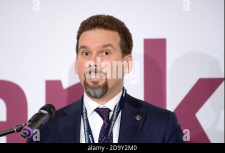 08. November 2020, Berlin: Stefan Gumuseli, General Manager Deutschland von Air France/KLM, spricht vor dem letzten Linienflug vom Flughafen Tegel. Der Flughafen Tegel schließt mit dem Abflug der Air France-Flugzeuge mit der Flugnummer AF 1235 nach Paris. Foto: Soeren Sache/dpa-Zentralbild/dpa Stockfoto