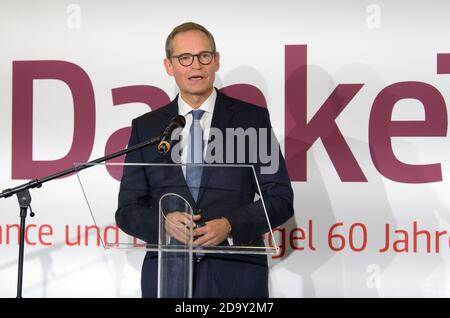 08. November 2020, Berlin: Michael Müller (SPD), Regierender Bürgermeister von Berlin, spricht vor dem letzten Linienflug vom Flughafen Tegel. Der Flughafen Tegel schließt mit dem Abflug der Air France-Flugzeuge mit der Flugnummer AF 1235 nach Paris. Foto: Soeren Sache/dpa-Zentralbild/dpa Stockfoto