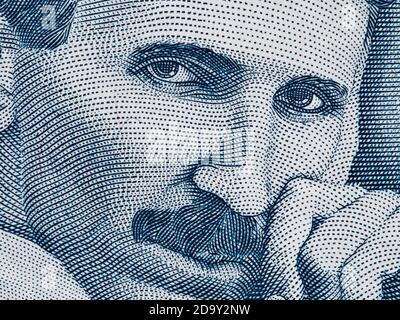 Nikola Tesla Portrait über Serbien 100 Dinar Banknote extrem Makro, serbisches Geld Nahaufnahme Stockfoto