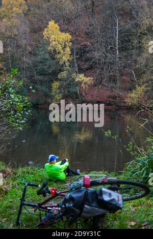 Surrey Hills 8 November 2020 EIN Radfahrer hält an, um die Autumansicht in Friday Street zu genießen. Paul Quezada-Neiman/Alamy Live News Stockfoto