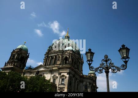 Berliner Dom in einem schönen Sommertag mit einem blauen bewölkten Himmel auf dem Hintergrund. Der Berliner Dom liegt im Herzen der Hauptstadt. Stockfoto