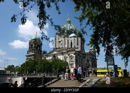 Berliner Dom in einem schönen Sommertag mit einem blauen bewölkten Himmel auf dem Hintergrund. Der Berliner Dom liegt im Herzen der Hauptstadt. Stockfoto