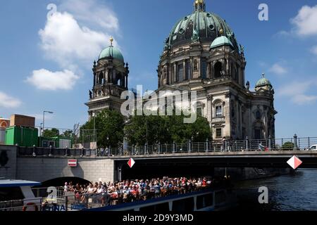 Berliner Dom in einem schönen Sommertag mit einem blauen bewölkten Himmel auf dem Hintergrund. Der Berliner Dom liegt im Herzen der Hauptstadt. Stockfoto