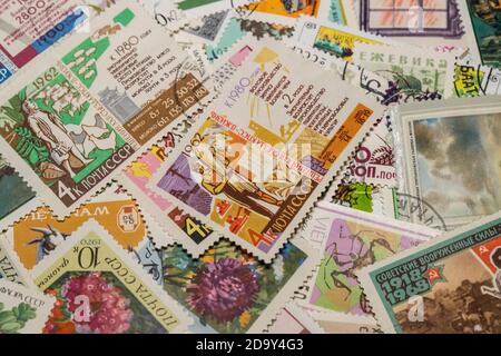 CHARKOW, UKRAINE - 23. JUNI 2020: Hintergrund der Briefmarken in verschiedenen Ländern der Welt verwendet erschossen Nahaufnahme. Stockfoto