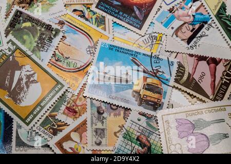 CHARKOW, UKRAINE - 23. JUNI 2020: Hintergrund der Briefmarken in verschiedenen Ländern der Welt verwendet erschossen Nahaufnahme. Stockfoto