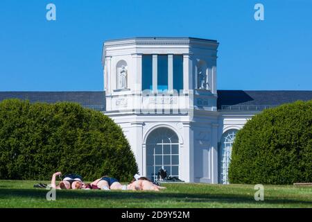 Putbus: Orangerie im Schlosspark, Sonnenbaden, Ostsee, Rügeninsel, Mecklenburg-Vorpommern, Deutschland Stockfoto