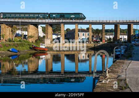 Zug auf dem Viadukt; Hayle; Cornwall; UK Stockfoto