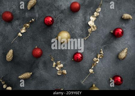 Weihnachtskomposition mit goldener und roter Dekoration auf dunklem Hintergrund. Flach liegend, Draufsicht Stockfoto