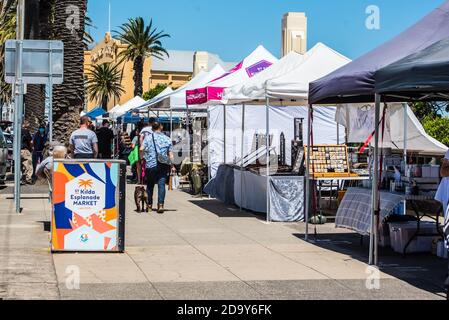 Der St. Kilda Sunday Market öffnet wieder mit Kunst- und Kunsthandwerksständen in Melbourne.Melbournes populärer St. Kilda Beach an einem warmen sonnigen Tag, wobei die Anforderungen an Facemask und soziale Distanz am meisten vermieden werden. Stockfoto