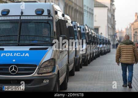 Krakau, Polen. November 2020. Eine Reihe von Polizeiwagen, die während einer Pro-Choice-Demonstration in der Krakauer Altstadt gesehen wurden. Pro-Choice- und Frauenrechtsaktivisten und ihre Unterstützer organisierten am Samstagabend einen weiteren regierungsfeindlichen Protest in Krakau, um ihre Wut über das Urteil des Obersten Gerichtshofs in Bezug auf Abtreibungsgesetze zum Ausdruck zu bringen. Kredit: ASWphoto/Alamy Live Nachrichten Stockfoto