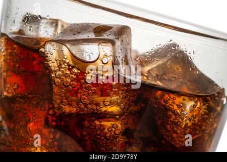 Schöne Cola mit Eiswürfeln close up in Glas Stockfoto
