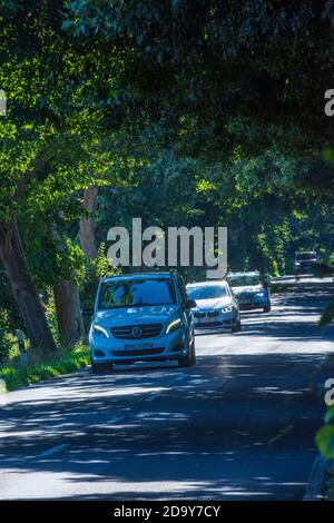 Putbus: avenue, Autos, Buchen, Teil der Deutschen Alleenstraße, Ostsee, Rügeninsel, Mecklenburg-Vorpommern, Deutschland Stockfoto