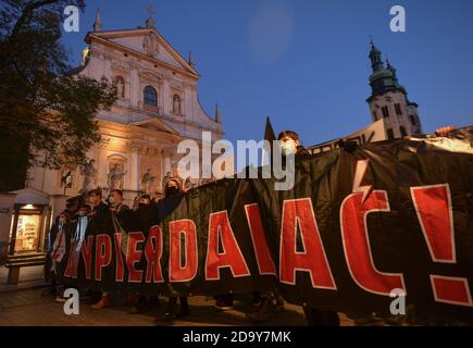 Krakau, Polen. November 2020. Wahlkämpfer während eines weiteren Protesttages in der Krakauer Altstadt. Pro-Choice- und Frauenrechtsaktivisten und ihre Unterstützer organisierten am Samstagabend einen weiteren regierungsfeindlichen Protest in Krakau, um ihre Wut über das Urteil des Obersten Gerichtshofs in Bezug auf Abtreibungsgesetze zum Ausdruck zu bringen. Kredit: ASWphoto/Alamy Live Nachrichten Stockfoto