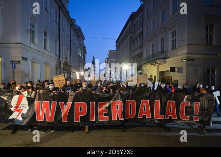 Krakau, Polen. November 2020. Wahlkämpfer während eines weiteren Protesttages in der Krakauer Altstadt. Pro-Choice- und Frauenrechtsaktivisten und ihre Unterstützer organisierten am Samstagabend einen weiteren regierungsfeindlichen Protest in Krakau, um ihre Wut über das Urteil des Obersten Gerichtshofs in Bezug auf Abtreibungsgesetze zum Ausdruck zu bringen. Kredit: ASWphoto/Alamy Live Nachrichten Stockfoto