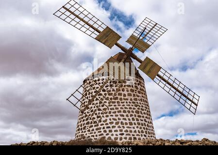 Windmühlen auf der Insel Fuerteventura in Spanien. Stockfoto