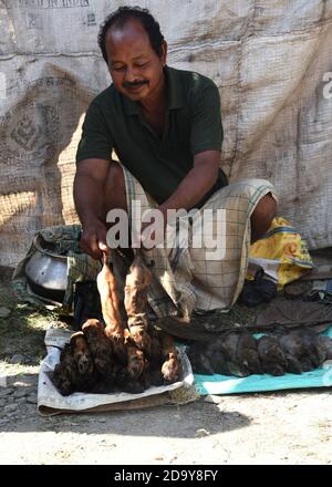Guwahati, Assam, Indien. November 2020. Ein Verkäufer verkauft Ratten Fleisch in einem Wochenmarkt inmitten Coronavirus Pandemien in Kumarikata in Baksa Bezirk von Assam Indien am Sonntag, 8. November 2020 Quelle: Dasarath Deka/ZUMA Wire/Alamy Live News Stockfoto
