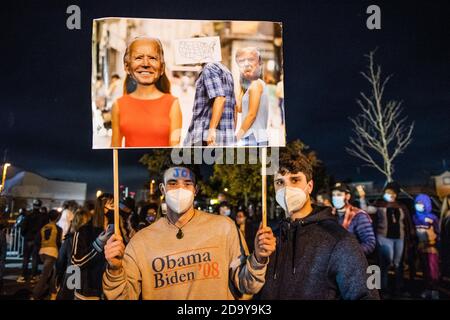 Delaware, Usa. November 2020. WILMINGTON, DE- 7. NOVEMBER: Unterstützer von Joe Biden treffen sich, um ihm zu zusehen, wie er seine erste Rede als gewählter Präsident nach der Niederlage von Donald Trump am 7. November 2020 im Chase Center an der Waterfront in Wilmington, Delaware, hält. (Foto: Chris Tuite/ImageSPACE/Sipa USA) Quelle: SIPA USA/Alamy Live News Stockfoto