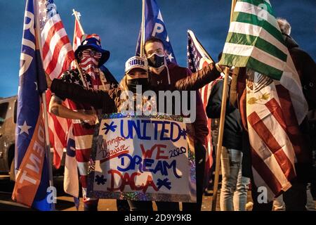 Delaware, Usa. November 2020. WILMINGTON, DE- 7. NOVEMBER: Unterstützer von Joe Biden treffen sich, um ihm zu zusehen, wie er seine erste Rede als gewählter Präsident nach der Niederlage von Donald Trump am 7. November 2020 im Chase Center an der Waterfront in Wilmington, Delaware, hält. (Foto: Chris Tuite/ImageSPACE/Sipa USA) Quelle: SIPA USA/Alamy Live News Stockfoto