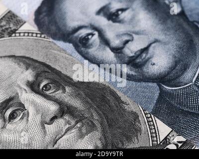 Nahaufnahme der US-Dollar-Banknote (Ben Franklin) und China-Yuan-Banknote (Mao Zedong), Geldaufnahme Stockfoto