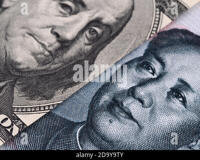 Nahaufnahme der US-Dollar-Banknote (Ben Franklin) und China-Yuan-Banknote (Mao Zedong), Geldaufnahme Stockfoto