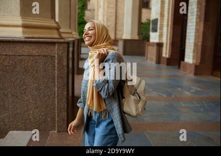 Arabischer Student mit Büchern am Eingang der Universität Stockfoto