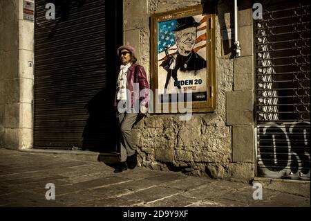 Barcelona, Spanien. November 2020. Eine Frau posiert neben einem Graffiti des italienischen Stadtkünstlers 'TVBoy', Salvatore Benintende, mit dem Titel 'If I Can Change and You Can Change, Everybody Can Change', das den gewählten US-Präsidenten Joe Biden nach dem Wahlkampf bei den US-Wahlen 2020 darstellt.Quelle: Matthias Oesterle/Alamy Live News Stockfoto