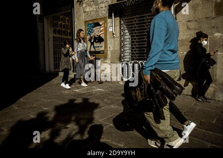 Barcelona, Spanien. November 2020. Pendler gehen an einem Graffiti des italienischen Stadtkünstlers 'TVBoy', Salvatore Benintende, vorbei, das den Titel 'If I Can Change and You Can Change, Everybody Can Change' trägt und den gewählten US-Präsidenten Joe Biden nach dem Wahlkampf bei den US-Wahlen 2020 darstellt.Quelle: Matthias Oesterle/Alamy Live News Stockfoto