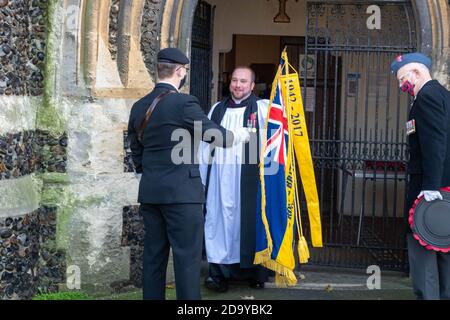 Brentwood Essex 8. November 2020 EINE formelle Outdoor-Veranstaltung der Kränzniederlegung fand in St. Thomas' Church Brentwood Essex mit cvic und militärischen Vertretern einschließlich Alex Burghart MP und Cllr Olivia Sanders Stellvertretender Bürgermeister von Brentwood Kredit: Ian Davidson/Alamy Live News Stockfoto