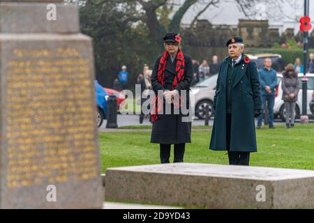 Cardiff, Wales. November 2020. Gedenksonntag, sozial distanzierte Gedenksonntag Gedenkfeiern in Llandaf Cathedral Green, Cardiff, Wales, Großbritannien. Credit Haydn Denman/Alamy Live News Stockfoto